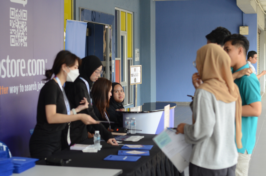 Students signing in at Career Fair on 07-08 July 2023 @ Mawar College, UiTM Shah Alam