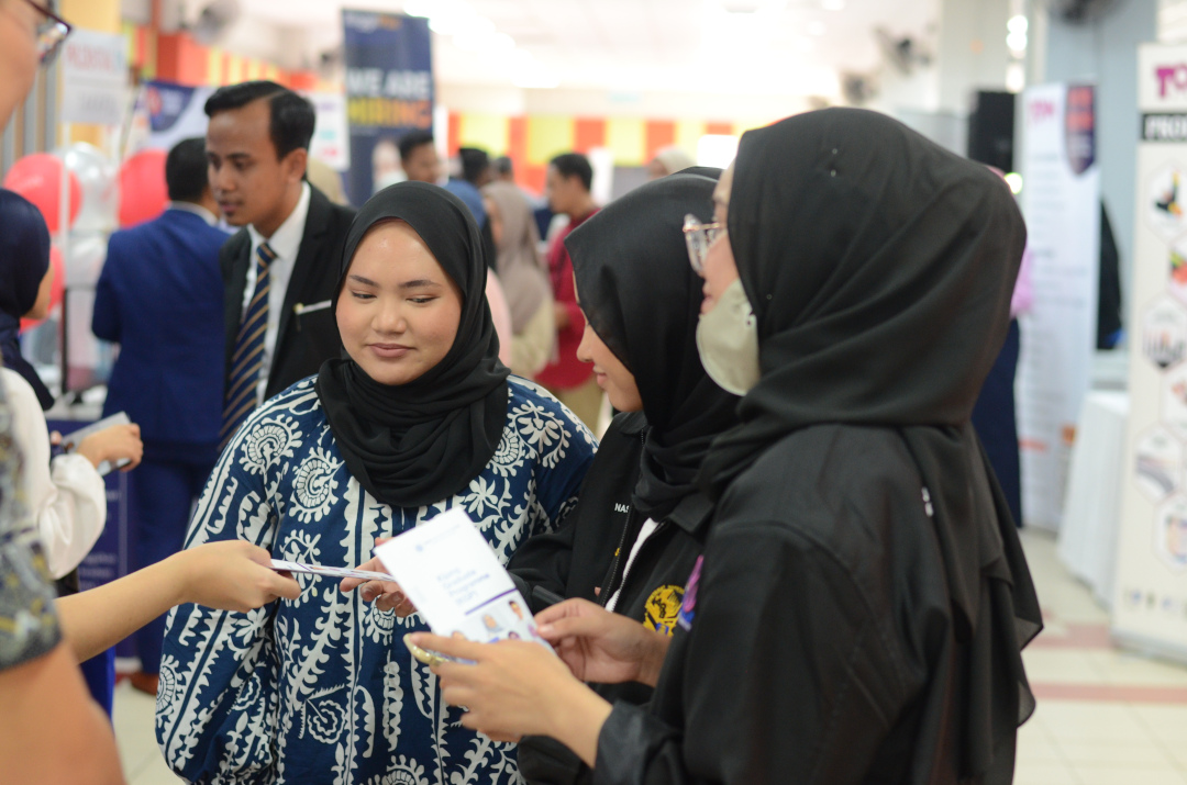 Students showing interest at Career Fair on 07-08 July 2023 @ Mawar College, UiTM Shah Alam
