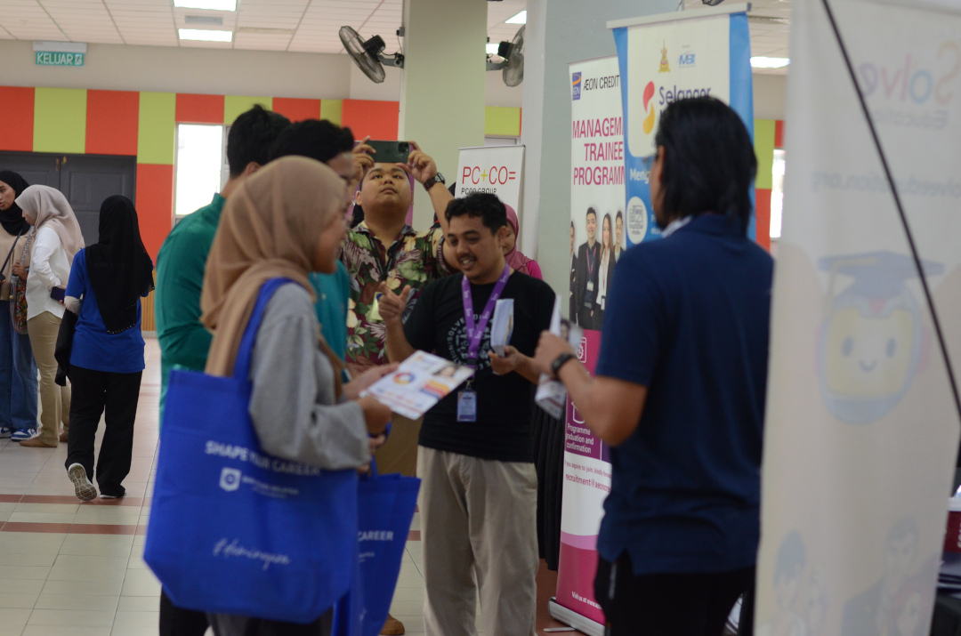 Students visiting a booth at Career Fair on 07-08 July 2023 @ Mawar College, UiTM Shah Alam
