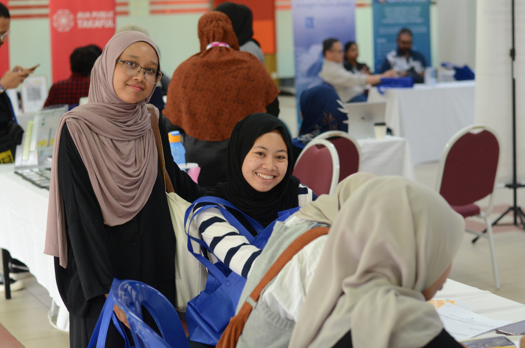 More students visiting a booth at Career Fair on 07-08 July 2023 @ Mawar College, UiTM Shah Alam